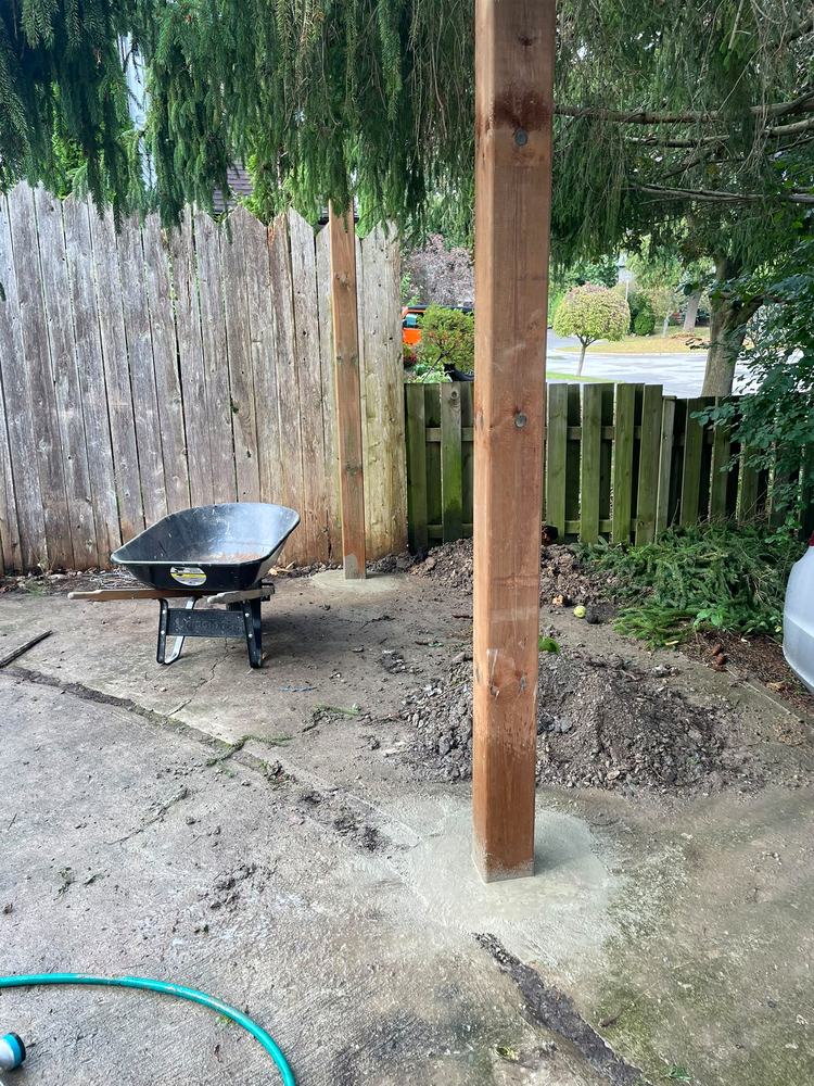 Gate post set, opening still empty