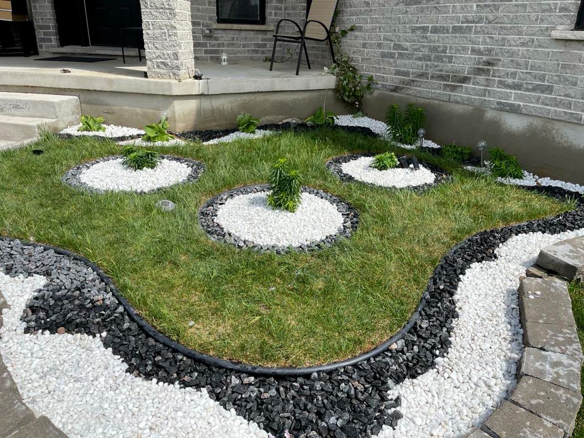 Garden bed with white and black stone circle design